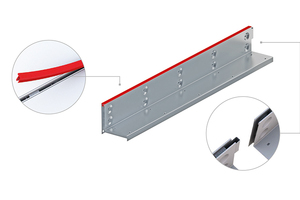  In Verbindung mit dem Linienentwässerungssystem ACO Drain Multiline Seal in ist die Installation der Schlitzrahmen durch das neue Verbindungsdetail (Führungslasche) schnell und exakt durchzuführen. Ein weiterer wesentlicher Vorteil beim Einbau ist die rote, serienmäßige Bauschutzabdeckung.  