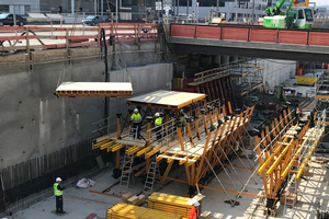  Montagearbeiten am Tunnelschalwagen: die Baustelle musste während der gesamten Bautätigkeiten von oben angedient werden.  