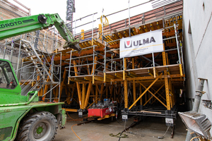  Stadtbahnlinie U6 in Stuttgart: Für den Bau der Tunneldecke im Rahmen der Erstellung eines unterirdischen Teilabschnitts kam ein von der Ulma Construction GmbH, Rödermark, individuell auf den veränderlichen Tunnelquerschnitt zugeschnittener Tunnelschalwagen MK zum Einsatz. 