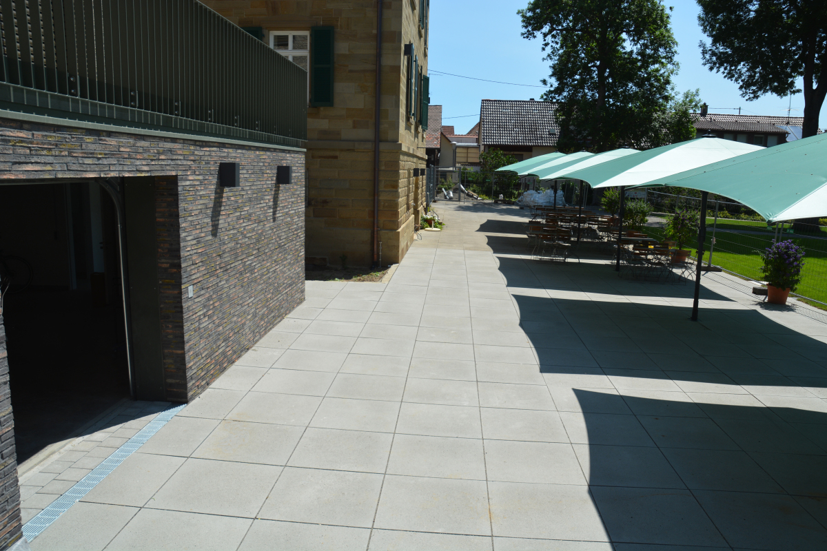 Die Terrasse hinter dem Nordheimer Rathaus wurde im Zuge der Umbaumaßnahmen mit Betonplatten im Format 80 x 80 Zentimeter erweitert.