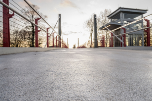  Die Fahrbahn der Brücke ist mit einem hochwertigen und verschleißfesten Dünnbelagsystem von Sika beschichtet. Die orthotrope Platte aus Stahl ist damit beständig vor Korrosion geschützt. 