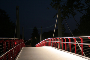  Die Beleuchtung der neuen Brücke in Harsefeld ist in die Handläufe integriert. Radfahrer und Fußgänger werden so bei Nacht nicht geblendet. 