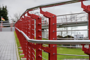  Die rote Deckbeschichtung des Brückengeländers ist mit SikaCor EG 5 Clearcoat versiegelt und so gegen vorzeitiges Abwittern geschützt. 