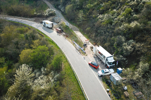  Für ihren zweiten Einsatz wurde die Recyclinganlage sodann zu einer Felsbohrbaustelle nach Bacharach umgesetzt. Da entlang der schmalen Kreisstraße die notwendigen Baustelleneinrichtungsflächen sehr knapp bemessen waren, konnte die Recyclinganlage direkt mit der Bohranlage gekoppelt werden und lief autark ohne Verwendung einer weiteren Mischanlage als Puffer. 