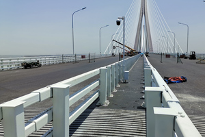  Oberdeck der doppelstöckigen Hutong-Brücke nördlich von Shanghai. Die Dehnfuge wurde in zwei Teilen geliefert und vor Ort zusammengeschweißt. 