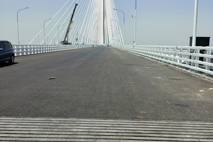  18 Lamellen gleichen die Dehnbewegungen der Hauptbrücke aus. 