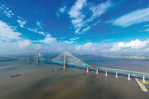  Rekordbrücke in China: Die 11 km lange Hutongbrücke mit der zentralen Schrägseilbrücke mit 1.092 m Länge. 