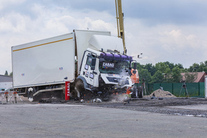  Trotz einer geringen Einbautiefe von nur 300 Millimetern widersteht der Flachfundamentpoller Z-HFFP 273&nbsp; sogar dem Aufprall eines 12-Tonnen-LKW mit einer Geschwindigkeit von über 80 km/h.  