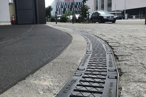  Faserfix Super Rinnen für Schwerverkehrsbereiche – die East Side Mall, ein Einkaufszentrum an der Warschauer Brücke in Berlin-Friedrichshain. 