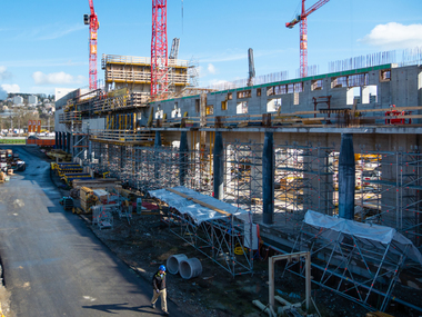 Die ZSC SwissLife Arena hat die Abmessungen von circa 111 x 169 Meter und ist mehr als 32 Meter hoch.