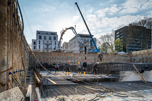  Über die Pumpe mit einer Reichweite von 40 Meter werden pro Stunde bis zu 23 Fahrmischer entladen. 