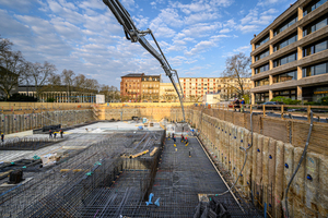  Die stark bewehrte Bodenplatte des neuen Gebäudes besteht aus rund 1.800 Kubikmeter wasserundurchlässigem Beton. 