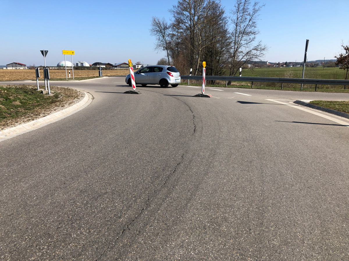 Der Kreisverkehr in Moosbach verbindet die Gemeinden Ottobeuren und Benningen im Unterallgäu. Aufgrund einer aufgehenden Asphaltnaht war dort eine Sanierung erforderlich.