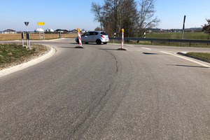  Der Kreisverkehr in Moosbach verbindet die Gemeinden Ottobeuren und Benningen im Unterallgäu. Aufgrund einer aufgehenden Asphaltnaht war dort eine Sanierung erforderlich. 