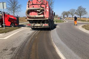  Zunächst frästen die Verarbeiter die poröse Asphaltnaht aus. 