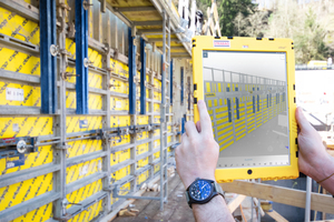  Kontrolle anhand des 3D-Schalungsmodells mit der App Trimble Connect. Die Tablets wurden in robuste Schutzhüllen gesteckt, um Witterungsbedingungen und dem Baustellenalltag zu widerstehen. 