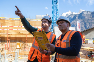  Bauführer Christian Häni (links) und BIM-Manager Stijepan Ljubicic von der Strabag AG diskutieren den nächsten Betonierabschnitt.  