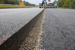  Nach Einbau der Asphalttrag- und Asphaltbinderschicht auf der linken und mittleren Fahrspur wurde der spätere rechte Rand der Asphaltfahrbahn bzw. die Position der Fuge exakt eingemessen.  