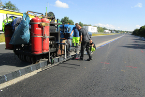  Das exakte Verkleben der Bitumenschweißbahn an der Asphaltschnittkante ist essentiell für die Funktion der Fuge. Damit wird dem Umstand Rechnung getragen, dass die Baustoffe Beton und Asphalt ein unterschiedliches Ausdehnungsverhalten haben. 