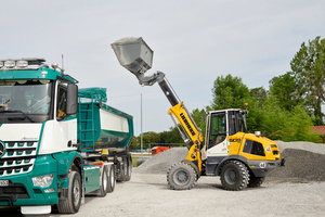  Mit seinem Teleskophubgerüst belädt der L 509 Tele mühelos größere Lkw oder Container. 