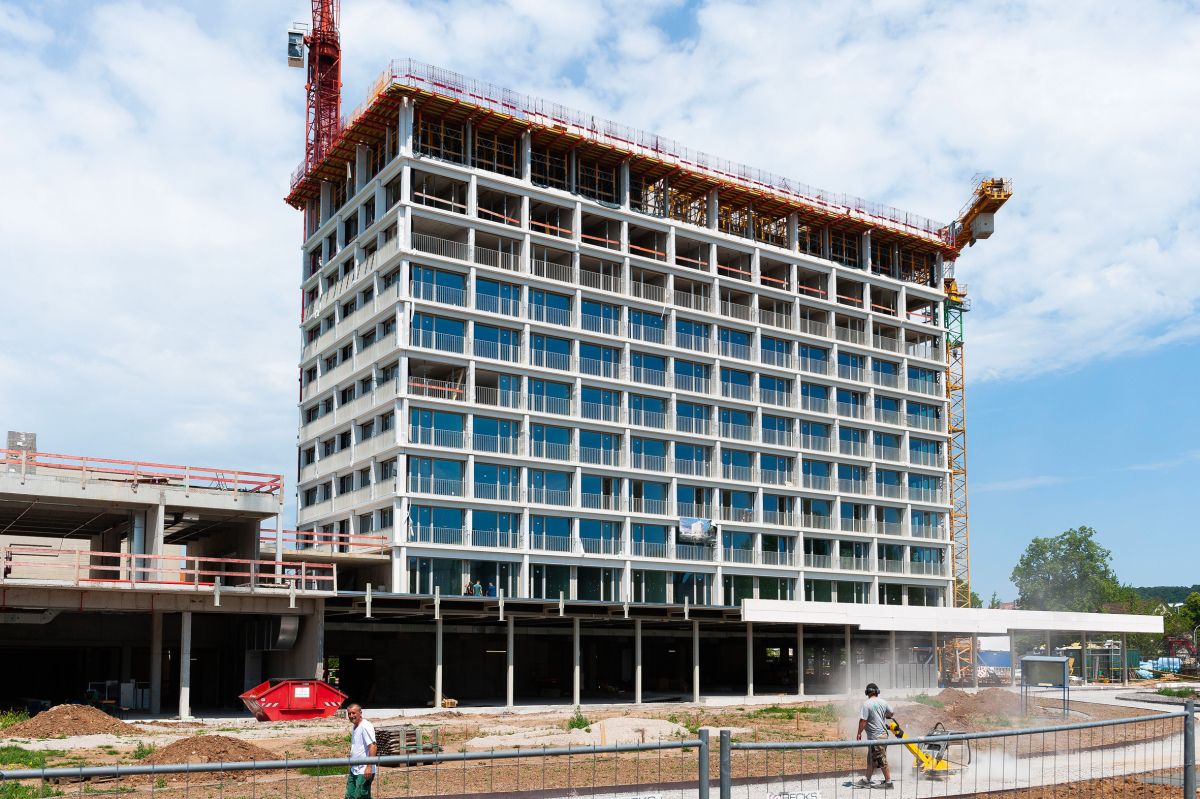 Am Stadtpark in Heilbronn ist ein luxuriöses Vier-Sterne-Plus-Hotel mit einer innovativen Betonfassade entstanden.