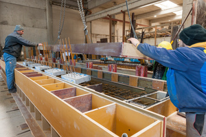  Um den Beton über die Anschlussöffnung einzufüllen, drehten die Arbeiter im Fertigteilwerk die Schalungen, in denen sich auch die tragenden Wärmedämmelemente befinden, um 90 Grad. 