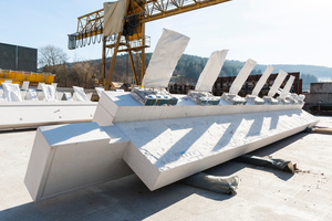  Die Fertigteile wurden mit einem Vorlauf von vier bis sechs Wochen produziert, damit ein reibungsloser Ablauf auf der Baustelle garantiert war. Pro Geschoss waren das jeweils sieben Lkw vollbeladen mit Betonfertigteilen – insgesamt eine Last von über 1.00 