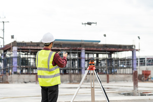  Dronesperhour weist in den Umgang mit der Drohne ein. 