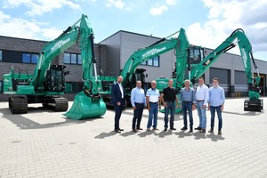  Zeppelin Niederlassungsleiter Stephan Lackner,&nbsp;Zeppelin Gebietsverkaufsleiter Uwe Auner sowie die Unternehmerfamilie mit Hinrich Scheele, Andreas Scheele, Karsten Scheele, Maik Scheele und Henrik Scheele (von links). 