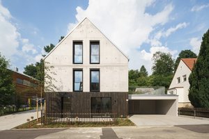  Das zweigeschossige Wohnhaus mit Keller ist in zwei Wohnungen aufgeteilt.  