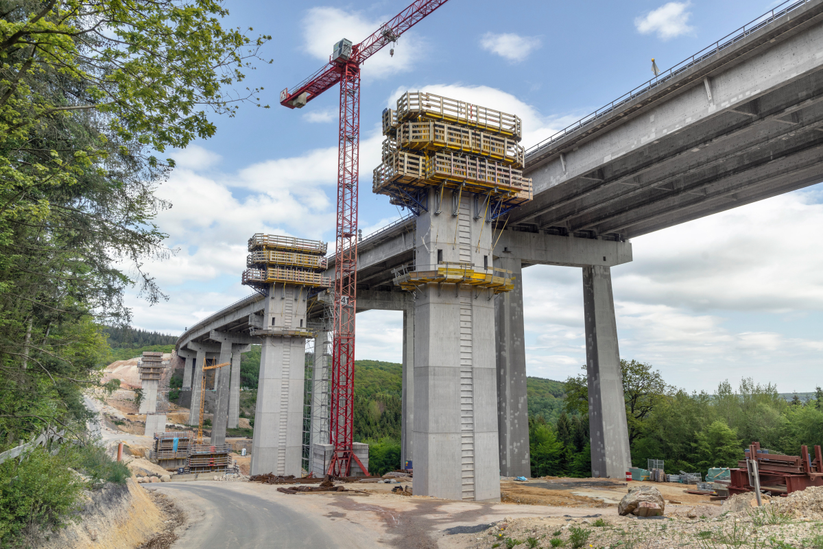 Die Talbrücke Pfädchensgraben ist 531 m lang, ihre Pfeiler bis zu 42 m hoch.