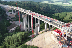  Während der Verkehr auf der bestehenden Trasse der Tiefenbachtalbrücke weiterrollte, wuchs daneben Pfeiler für Pfeiler der neuen Brücke in die Höhe. Nach deren Fertigstellung wird die bisherige Brücke abgerissen und die zweite Richtungsfahrbahn erstellt. 