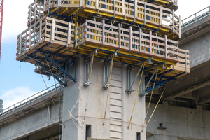  Die Pfeilerkopfschalung der Talbrücke Pfädchensgraben wurde projektspezifisch geplant. Eigens konzipierte Abstützbock-Bühnen mit Sonderaufhängeschuhen nahmen die Betonlasten auf und leiteten sie ins Bauwerk ein. 