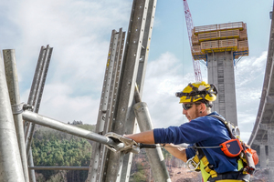  Mitarbeiter der Doka-Schalungsvormontage montierten die Selbstklettereinheit einer Pfeilerschaftschalung an einem der vier Pfeiler der Tiefenbachtalbrücke. Das Team leistete innerhalb von zwei Jahren insgesamt 20.000 Arbeitsstunden. 