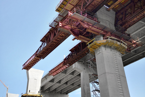  Für die Herstellung des Überbaus der Talbrücke Pfädchensgraben wurde die Steg- und Kragarmschalung von Doka auf ein Vorschübgerüst von Thyssen-Krupp montiert. 