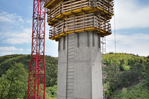  Die bis zu 90 m hohen Pfeiler der Tiefenbachtalbrücke wurden mit der Selbstkletterschalung SKE50 plus hergestellt. Die sechs Bühneneinheiten konnten in nur einem hydraulischen Hubvorgang komplett und sicher in den nächsten Pfeilerabschnitt gehoben werden. 