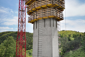  Die bis zu 90 m hohen Pfeiler der Tiefenbachtalbrücke wurden mit der Selbstkletterschalung SKE50 plus hergestellt. Die sechs Bühneneinheiten konnten in nur einem hydraulischen Hubvorgang komplett und sicher in den nächsten Pfeilerabschnitt gehoben werden. 