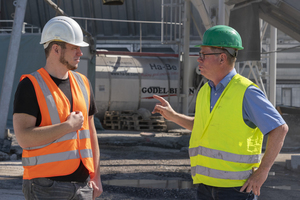  Klaus Felsch, Produktmanager Verkehrswegebau HeidelbergCement (r.) im Gespräch mit Daniel Butterfaß, Werkleiter Godel Beton (l.). 