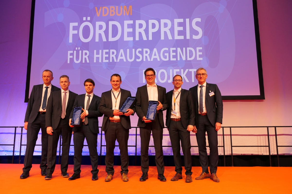 VDBUM-Präsident Peter Guttenberger (r.) und die Vorstandsmitglieder Dirk Bennje (l.) und Prof. Jan Scholten (2.v.l.) mit den Gewinnern des Förderpreises 2020.