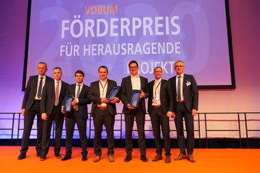 VDBUM-Pr?sident Peter Guttenberger (r.) und die Vorstandsmitglieder Dirk Bennje (l.) und Prof. Jan Scholten (2.v.l.) mit den Gewinnern des F?rderpreises 2020.