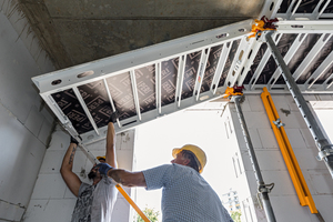  Skymax beschleunigt die Abläufe auf der Baustelle: Große und dennoch leichte Alu-Paneele sowie die Verwendung des Absenkkopfs sorgen für ressourcenschonendes und schnelles Ein- und Ausschalen. 