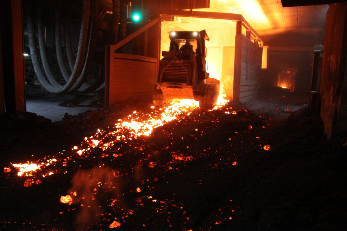 Beim Stahlwerk Peiner Träger arbeiten Laderaupen vom Typ 973D am Limit: Sie laden glühend heiße Elektroofen-Schlacke, ein Nebenprodukt der Stahlproduktion.
