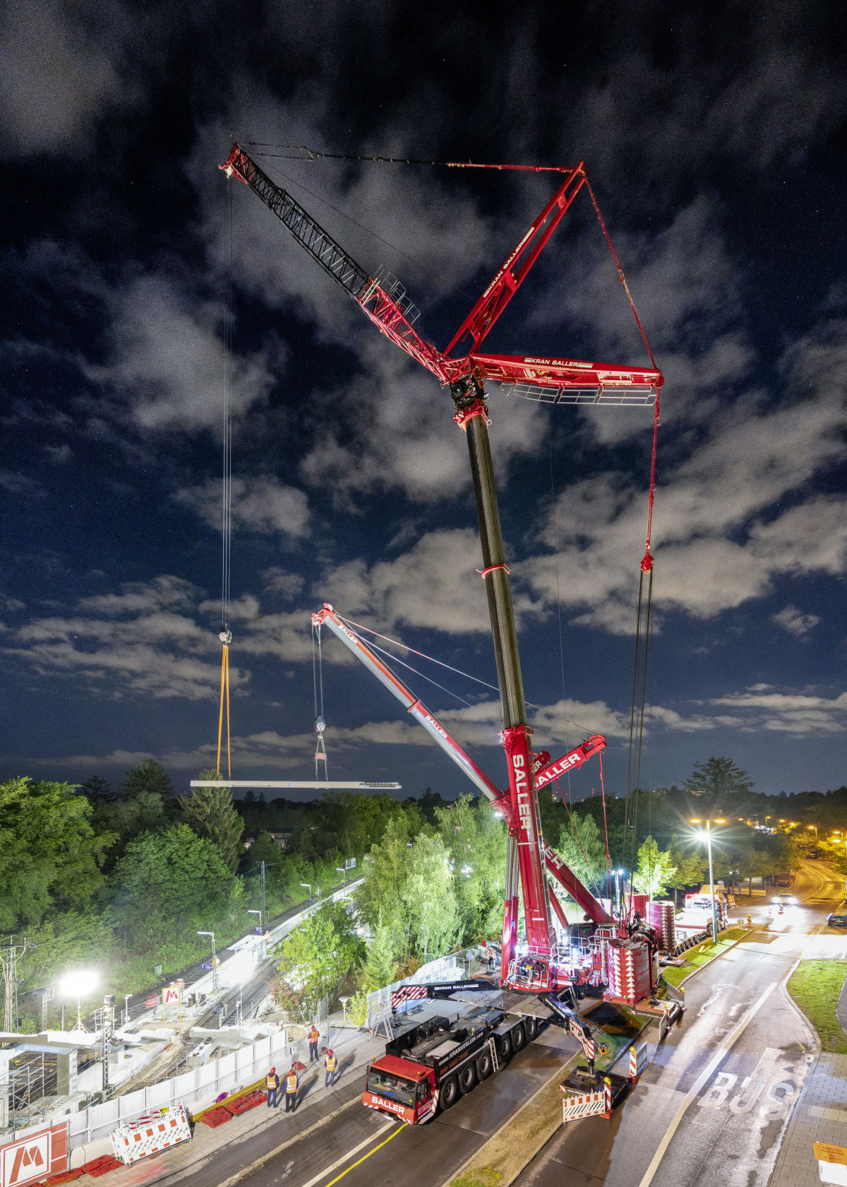 Nachtschicht: mit viel Technik und Manpower absolviert Kran-Saller den Einhub eines 61 Tonnen schweren Bauteils für eine Fußgängerbrücke in München-Solln.