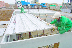  Elementdecke mit mechanisch aufgerauter Oberfläche während der Kellermontage 