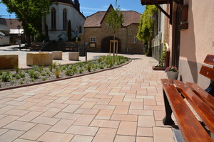  Der gelblich-ocker melierte Farbton „Colorato“ sorgt für Wärme und ein harmonisches Ambiente zwischen der Kirche und dem Straßenraum. 