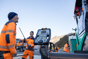  Gute Technik, gute Laune: Dem Einbauteam bereitete die Arbeit in einer Höhe von 2.100 m sichtlich Freude. 