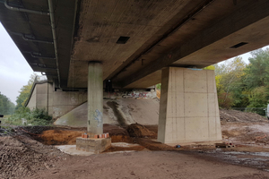  Teilbauwerk 1 bereits mit Wandscheibe, Teilbauwerk 2 noch mit Rundstütze. Im Hintergrund das gemeinsame Widerlager. 