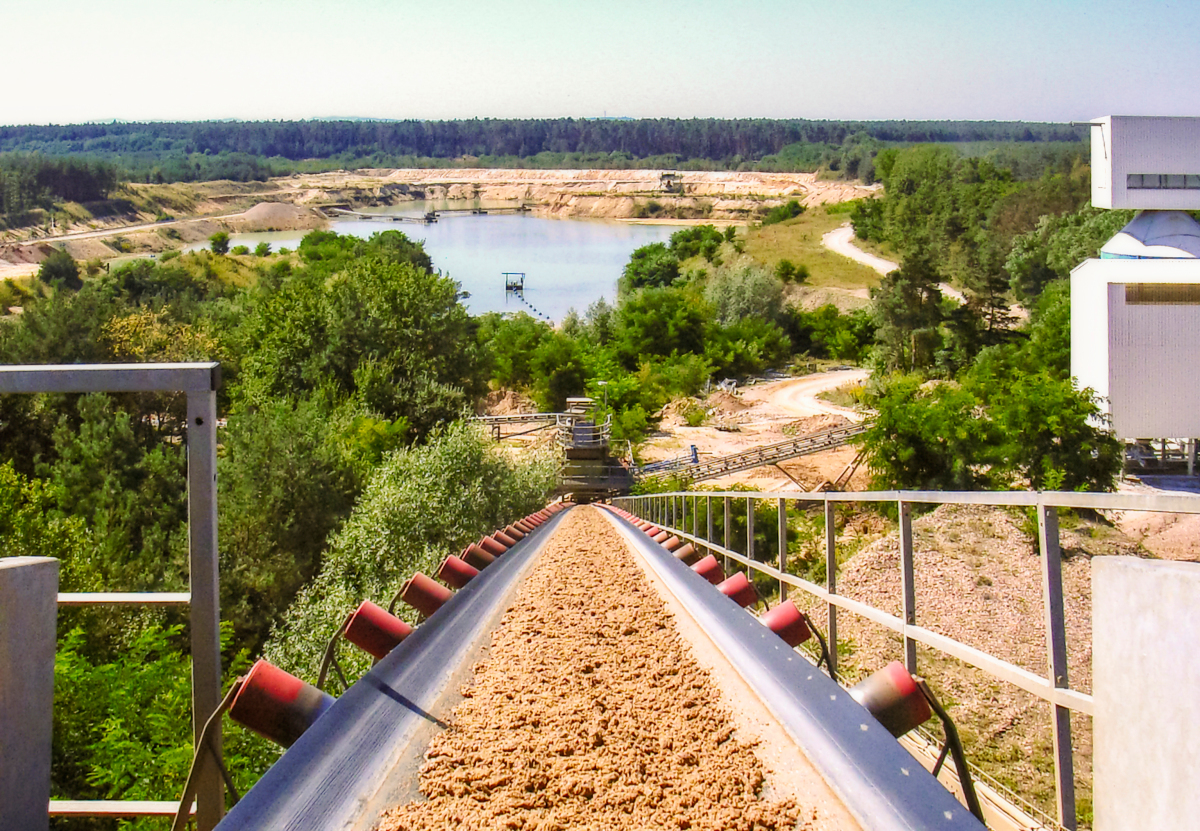 Kalksandsteine bestehen aus den natürlichen Rohstoffen Kalk und Sand. Der Sand wird in unmittelbarer Nähe zum jeweiligen Produktionsstandort gewonnen.