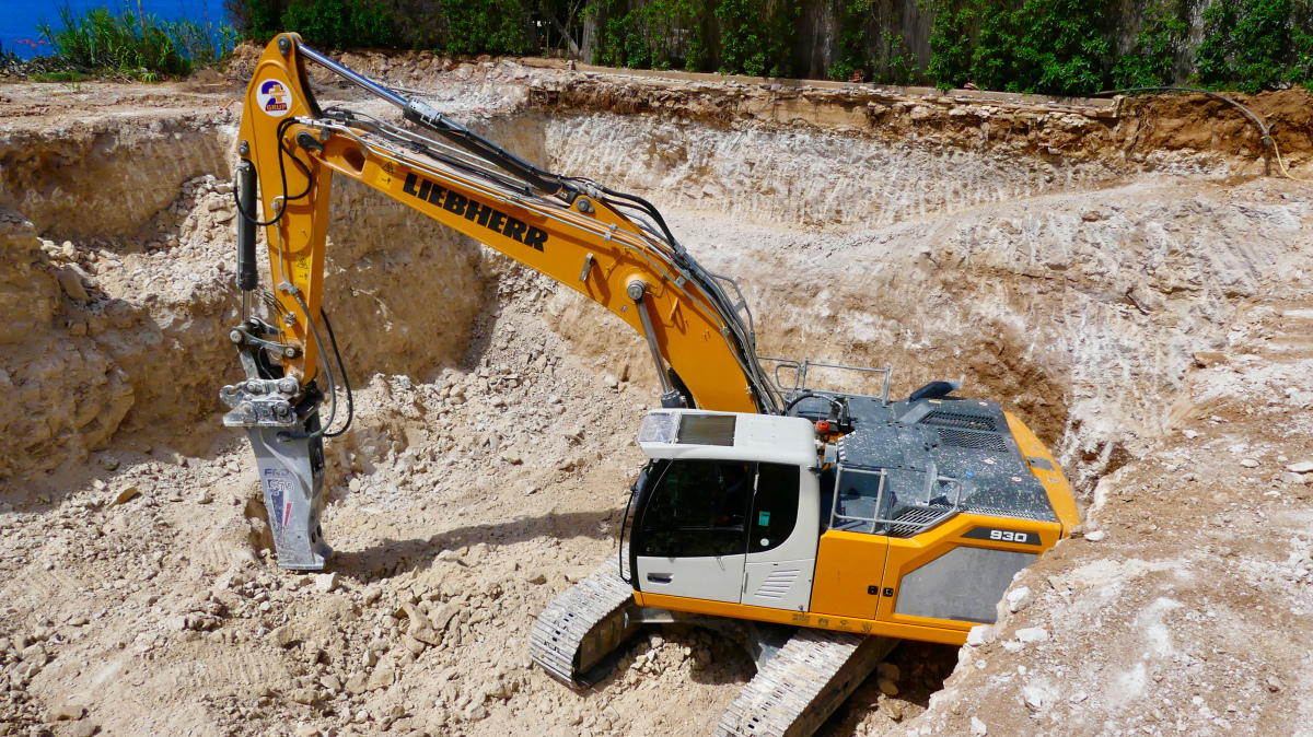 Die Dos Mas Group hat in den Raupenbagger R 930 von Liebherr investiert.