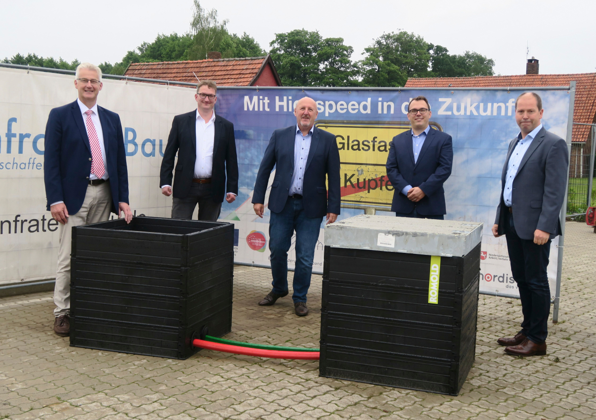 Im Landkreis Diepholz in Niedersachsen werden zurzeit 180 Mio. Euro in Deutschlands größtes Projekt zum Breitbandausbau investiert. Von links: Landrat Cord Bockhop, Peter Surmann von Fa. Connect Com GmbH, Ludwig Gerstlauer und Sebastian Zukowski von der R